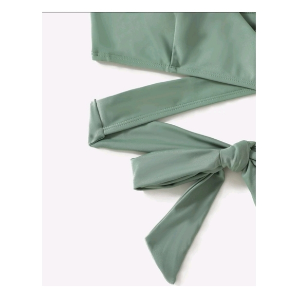 (NEW) Solid Criss Cross Halter Bikini Top - Picture 4 of 7